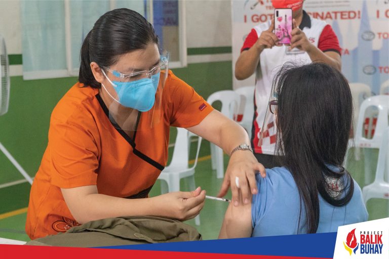 Medical professionals volunteer in Cebu vax drive