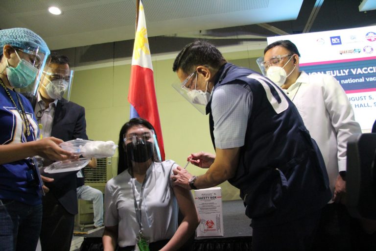 Philippines hits 1-M daily COVID-19 jab target