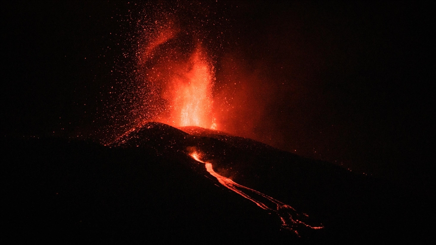 Lava from Spanish island volcano reaches ocean - PTV News