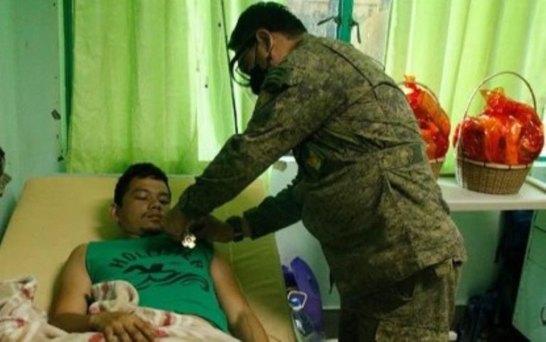 Second Lt. Bryan Paul Calilung (left) receives a Wounded Personnel Medal from Brig. Gen. Jose Maria Cuerpo II, the 103rd Infantry Brigade commander, at the Amai Pakpak Medical Center in Marawi City, Lanao del Sur on Oct. 3, 2021. Two other soldiers were also feted for their heroism after being injured in a September 28 blast in Barangay Tangcal in Buadiposo-Buntong, Lanao del Sur. (Photo courtesy of 55IB)