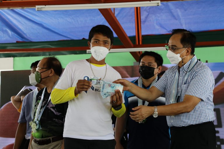 Sariaya farmers first to receive cash assistance from RCEF