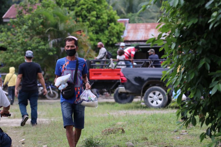 Bong Go provides aid to fellow Davaoeños to help them cope with challenges caused by the COVID-19 pandemic
