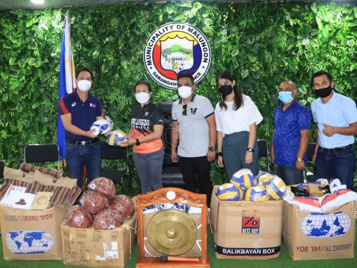 PSC Commissioner Maxey turns over sports equipment to Malungon Mayor Ma. Theresa Constantino during the IP Games closing ceremony. [PR photo]