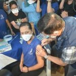 Department of Health Sec. Francisco Duque III administers a booster shot to a healthcare worker at the NKTI on Wednesday (Nov. 17, 2021). Getting a booster shot is voluntary and those who opted to get one may choose their preferred vaccine brand. (PNA photo by Robert Alfiler)