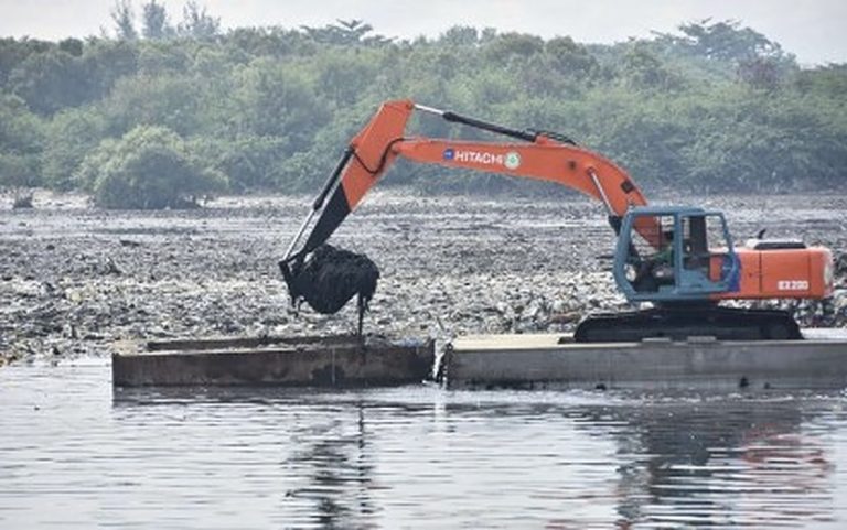 MMDA vows to clear Parañaque River of ‘garbage island’
