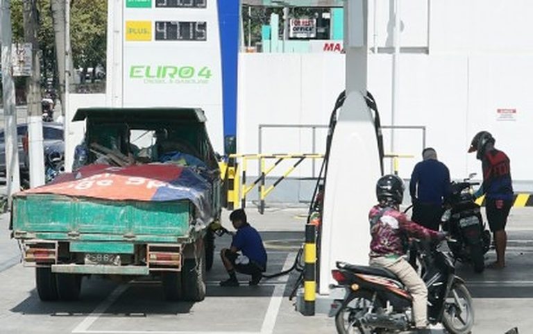 Oil firms to slash pump prices for third consecutive week