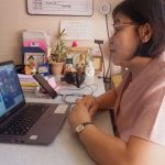 An elementary school teacher holds online classes. (Photo from PNA)