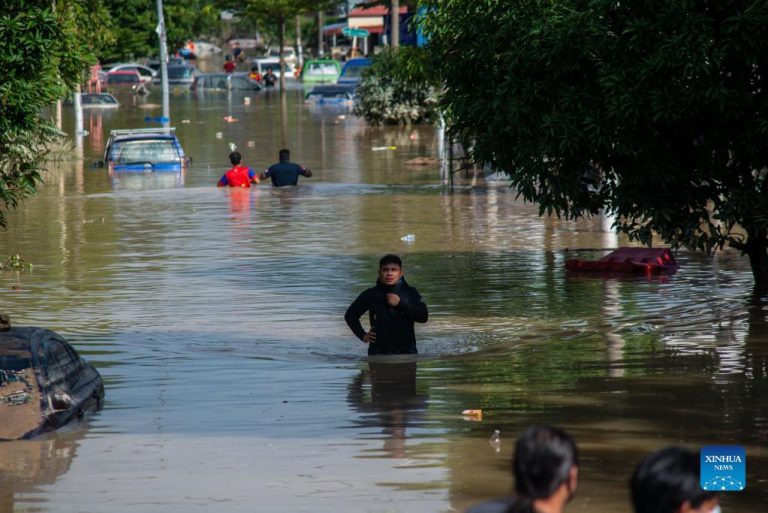 Malaysia flood evacuees rise to 64-K; 8 deaths reported