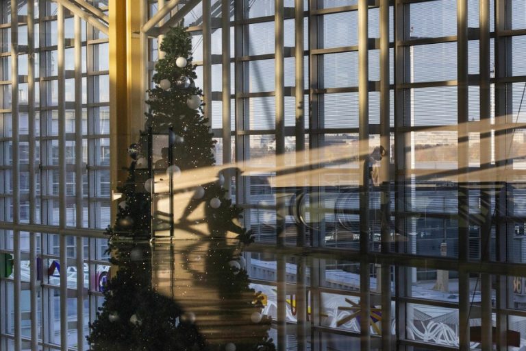 U.S. suffers from lasting flight chaos as Omicron causes airline staff shortage