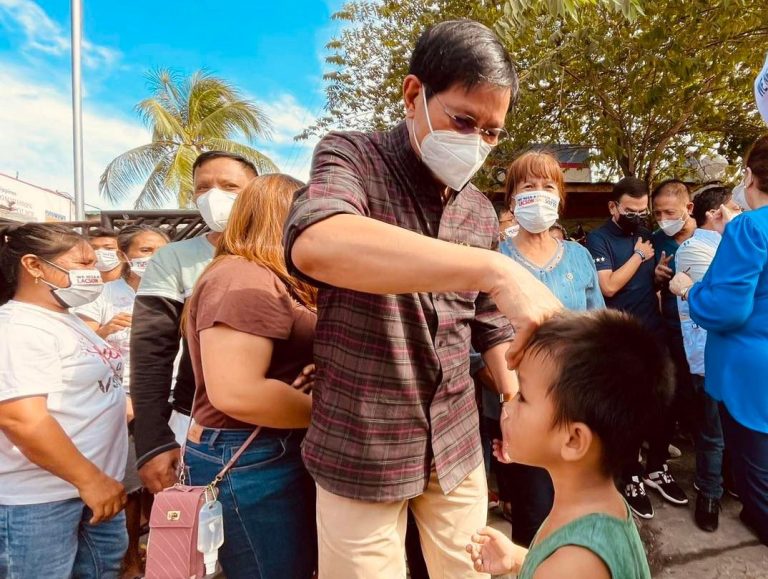 Presidential aspirants hold caravan, distribute Christmas boxes
