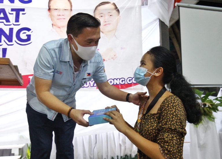 Bong Go gives aid to solo parents, seniors, PWDs in Davao City