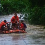 Personnel from the Philippine Coast Guard District Northern Mindanao rescue stranded residents living near the flooded Bitan-ag Creek in Cagayan de Oro City during the onslaught of Typhoon Odette on Dec. 16, 2021. Malacañang on Sunday (Dec. 19) said President Rodrigo Duterte is “determined” to visit more areas ravaged by “Odette.” (PNA photo by Jigger Jerusalem)