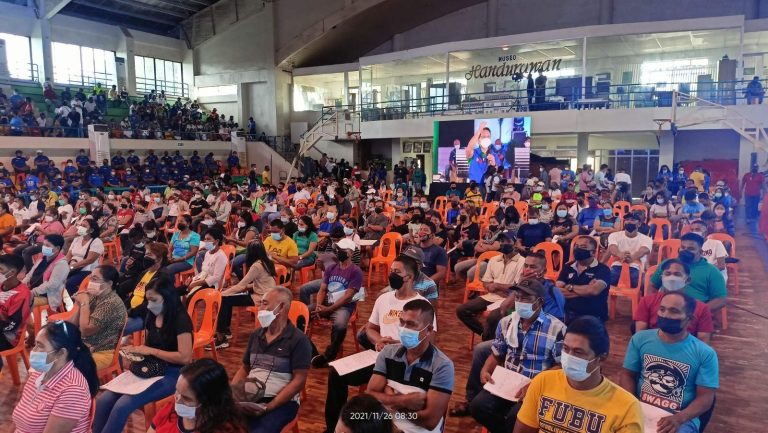 The Office of Senator Christopher “Bong” Go provided aid to Tangub City households in Misamis Occidental at the Mindanao State College of Science and Technology gymnasium and Sinanduloy Cultural Center to help beneficiaries struggling because of the pandemic on Nov. 26. And 27.