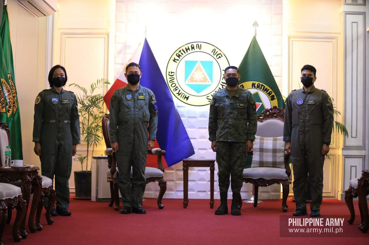 Philippine Army chief, Lt. Gen. Romeo Brawner Jr. (2nd from right) meets with Army Aviation Regiment commander Col. Andre Santos (2nd from left) and two rotary-wing pilots of the unit at the PA headquarters in Fort Bonifacio, Taguig City on Tuesday morning (Jan. 18, 2022). Brawner pledged to support the upgrade of the unit to ensure that it is capable of supporting ground units in dealing with various security threats. (Photo : Philippine Army Facebook)