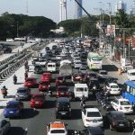 Motorists endure bumper-to-bumper morning traffic along Commonwealth Avenue in Quezon City on Jan. 24, 2022. More of this scenario is expected when Metro Manila de-escalates to the less stringent Alert Level 2 on February 1 to 15. (PNA photo by Joey O. Razon)