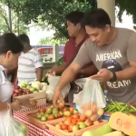 A vendor selling tomatoes to a buyer. (Screengrab from OneDA sa TV program)