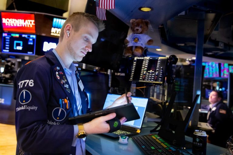 Dow sheds nearly 600 points as investors monitor Russia-Ukraine conflict