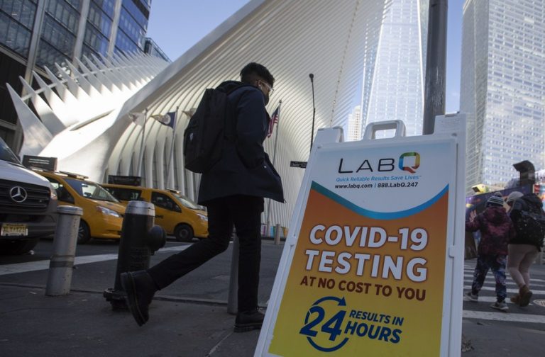Pedestrians walk past a COVID-19 testing site near the World Trade Center in New York. (Xinhua/Wang Ying)