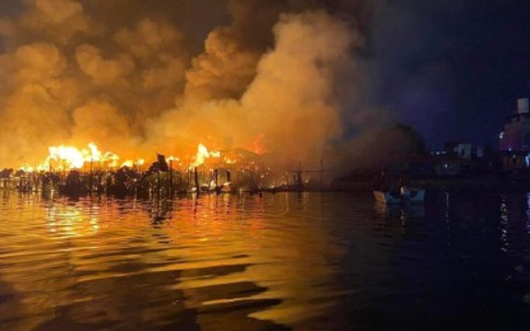 Fire razes houses, ships along Pasig River