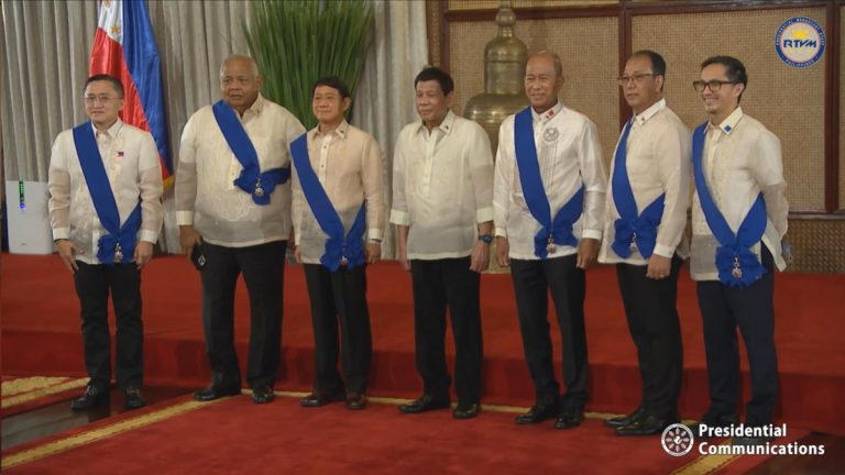 Duterte confers awards to Cabinet members