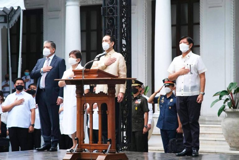 Marcos spearheads flag raising ceremony in Malacañang