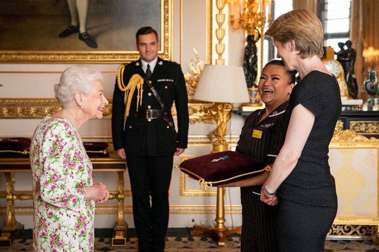 Filipina nurse May Parsons receives UK George Cross award for NHS