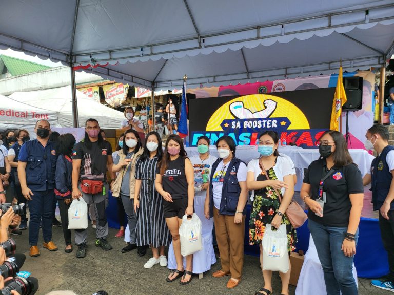 Over 500 market vendors in Quezon City receive COVID-19 booster 