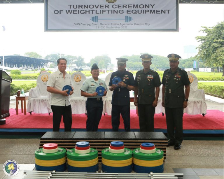 Olympian Hidilyn Diaz give weightlifting equipment to AFP