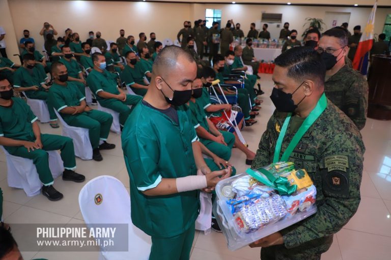 Combat-wounded soldiers receive gifts from PH Army
