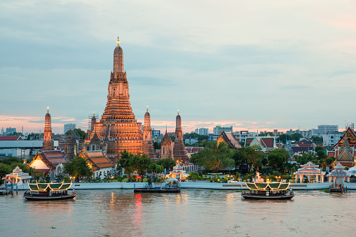 Thousands of Russians flee to Thailand to escape war