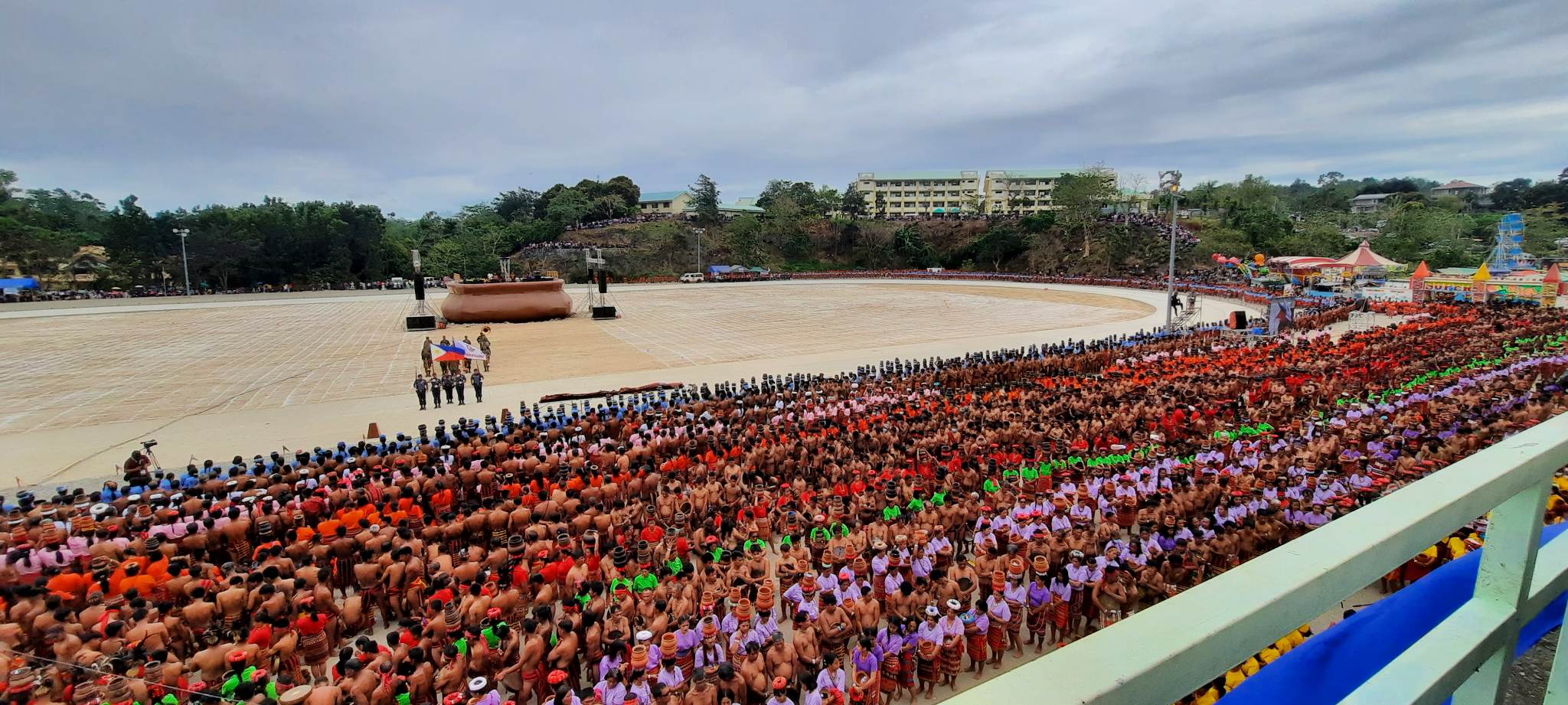 More than 3,000 gong players and 4,600 pot dancers participate at the ...