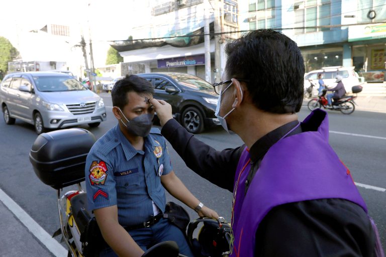 Manila Archdiocese resumes placing ash on foreheads