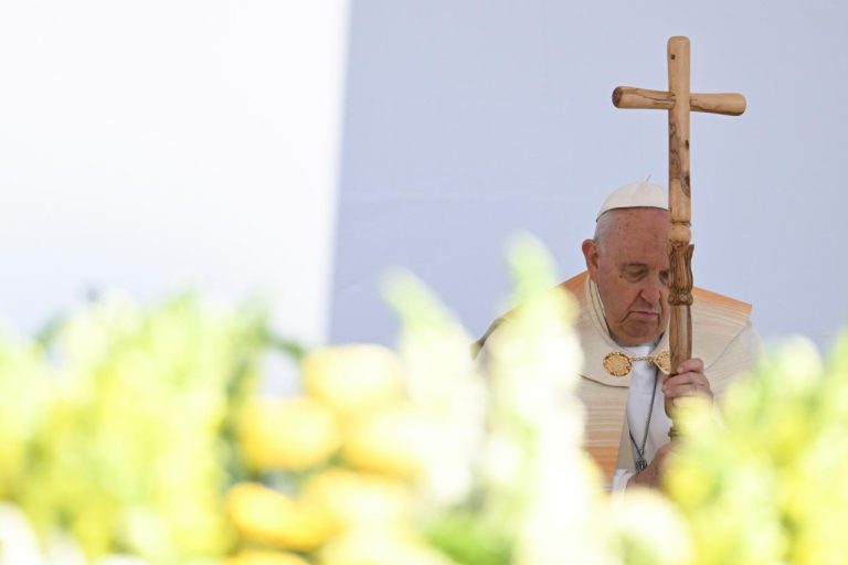 Pope Francis celebrates Mass on final day in Hungary