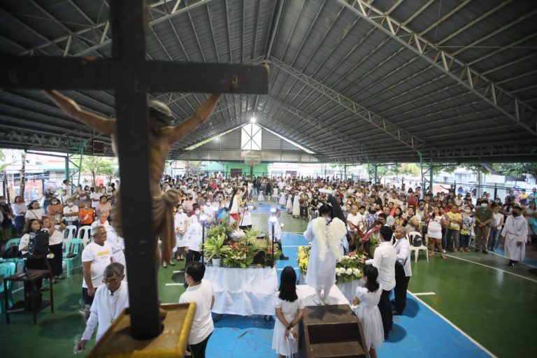‘Nagsimba at nagpasalamat’: Catholics continue devotion during Easter Sunday