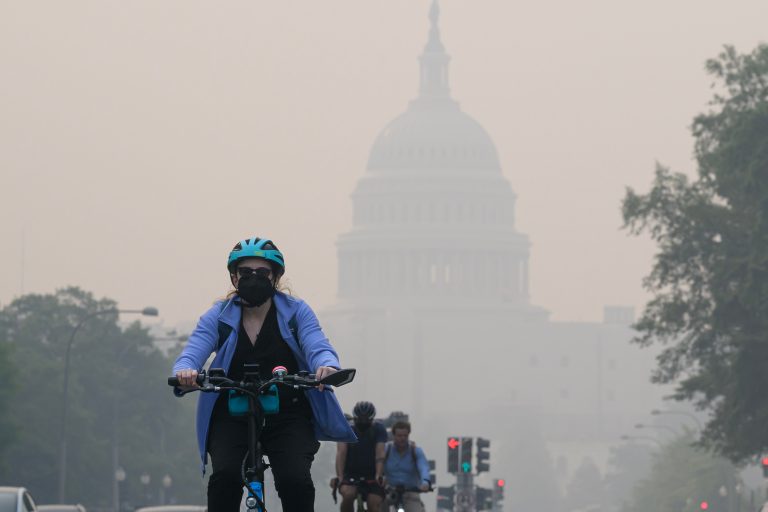 Toxic smoke dissipates over northeastern U.S.