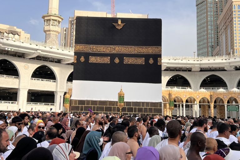 Huge crowds circle Kaaba as hajj begins in Saudi heat
