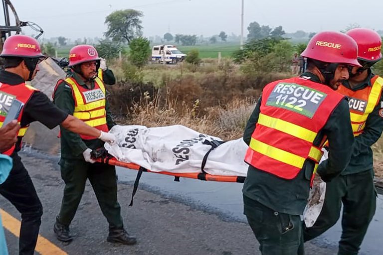 18 burn to death in Pakistan bus crash