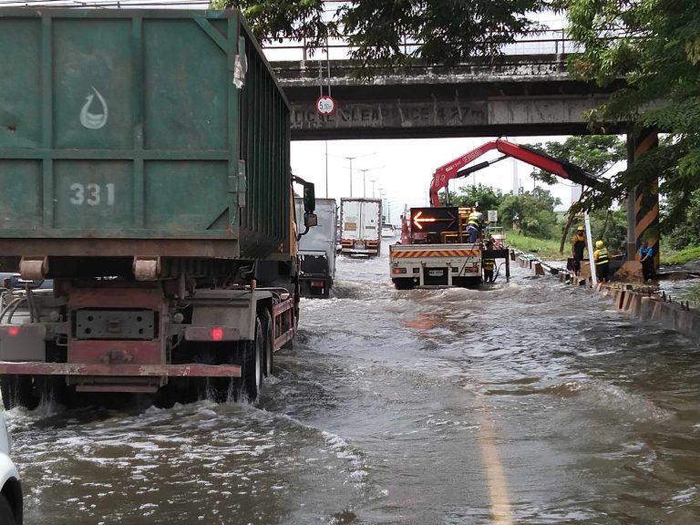Pampanga River overflows, causes flood in NLEX