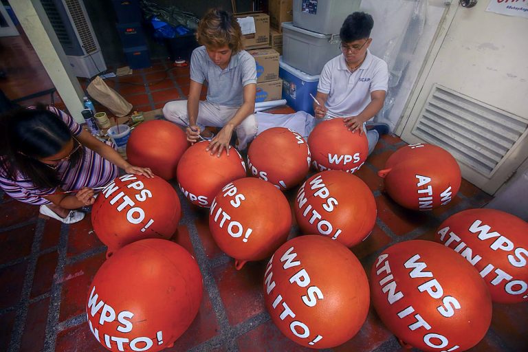 ‘Atin Ito’ advance team reaches Bajo de Masinloc, gives aid to fishers