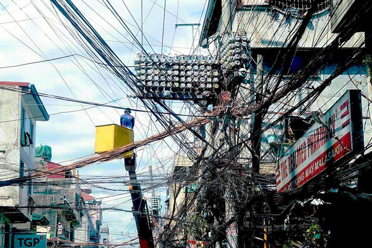 Metro Manila LGUs urged to remove dangling wires in streets