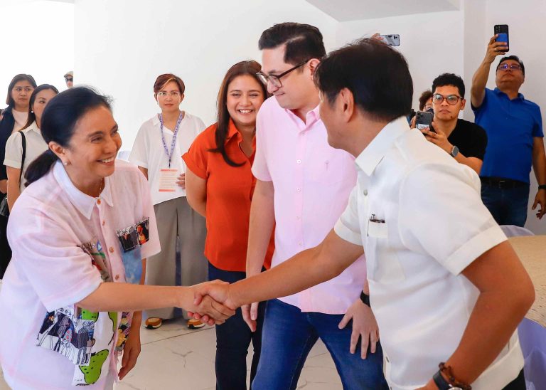 Marcos meets Robredo in Sorsogon event