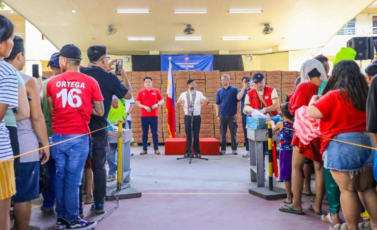 PBBM leads distribution of confiscated mackerel to Baseco residents