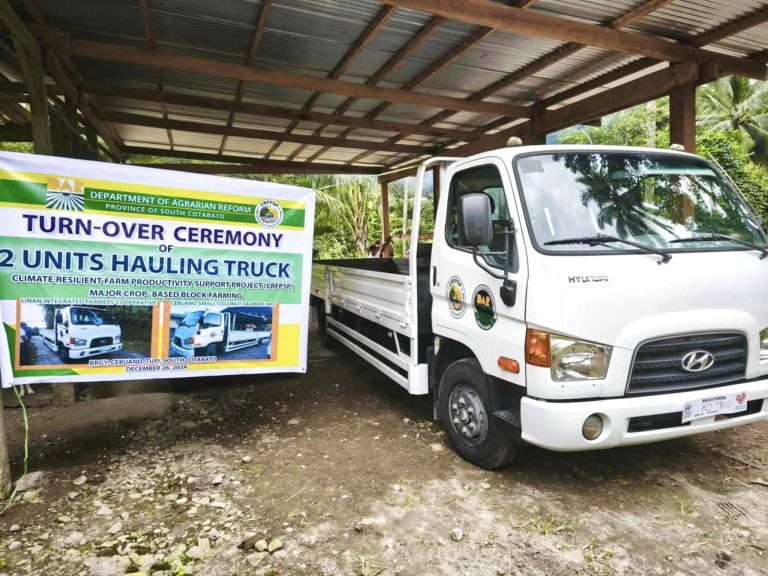 2 farmer coops in S. Cotabato receive trucks from DAR