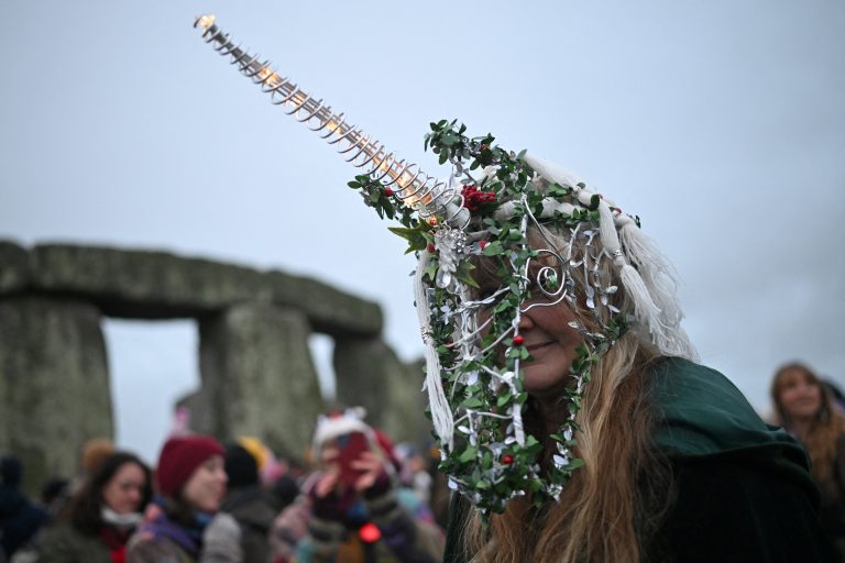 Thousands greet the sun at Stonehenge solstice celebration